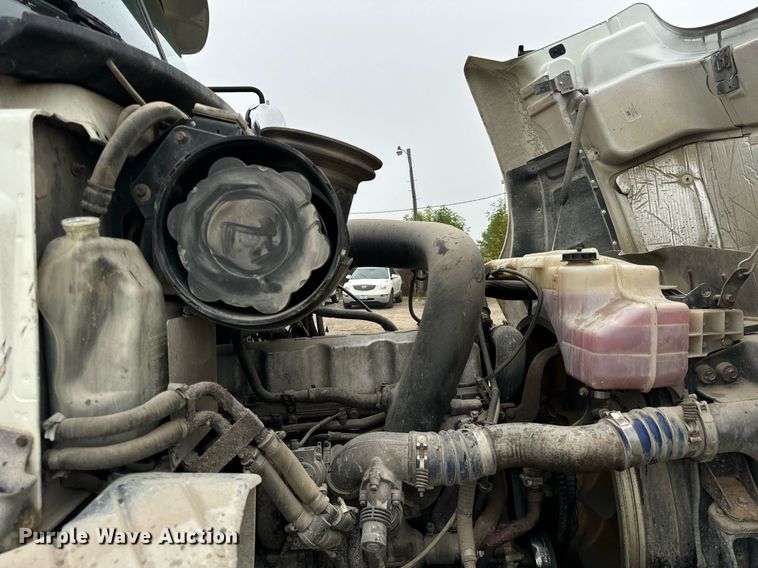 image for item DT2001 2009 Mack  CUX613 semi truck