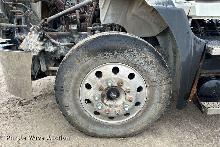 image for item DT2001 2009 Mack  CUX613 semi truck