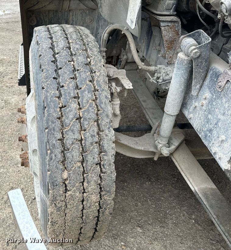 image for item DT2001 2009 Mack  CUX613 semi truck