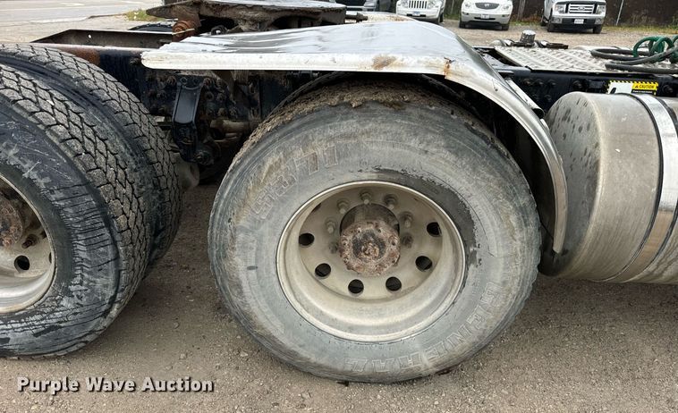 image for item DT2001 2009 Mack  CUX613 semi truck