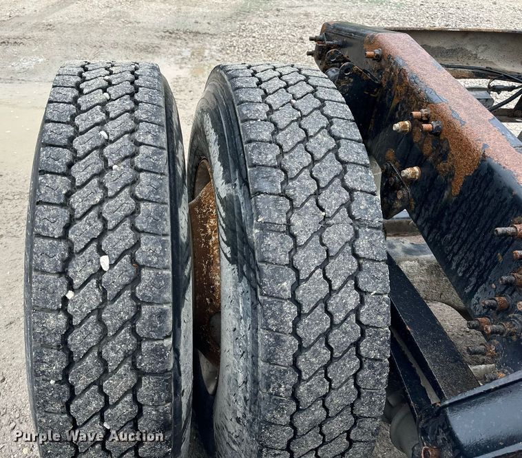 image for item DT2001 2009 Mack  CUX613 semi truck