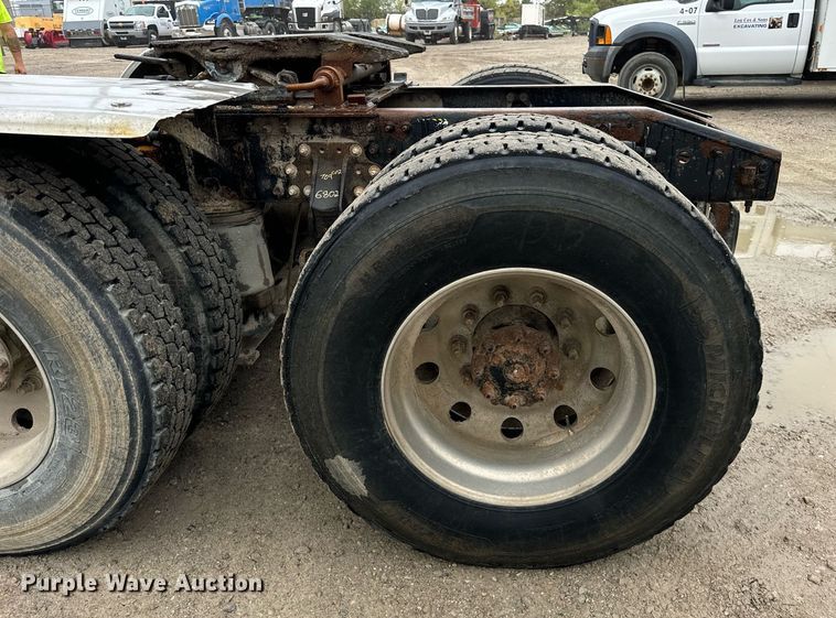 image for item DT2001 2009 Mack  CUX613 semi truck