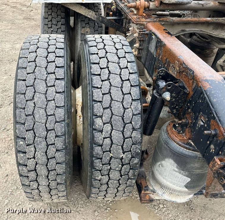 image for item DT2001 2009 Mack  CUX613 semi truck