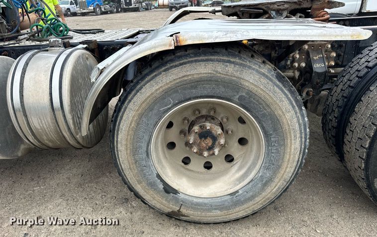 image for item DT2001 2009 Mack  CUX613 semi truck