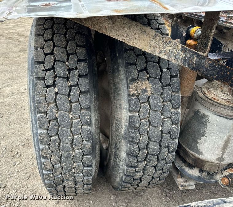 image for item DT2001 2009 Mack  CUX613 semi truck