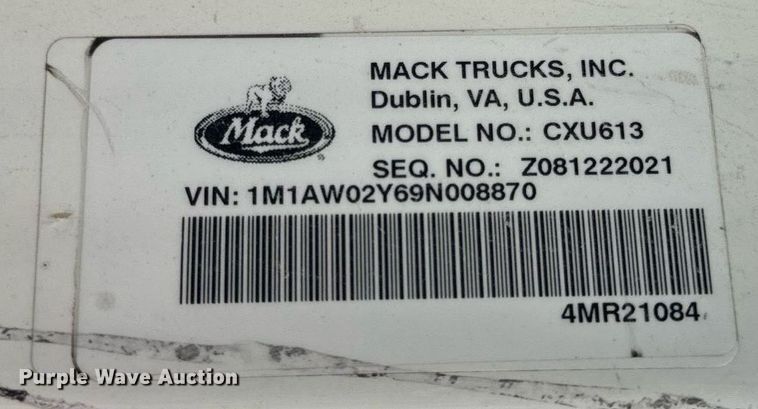 image for item DT2001 2009 Mack  CUX613 semi truck