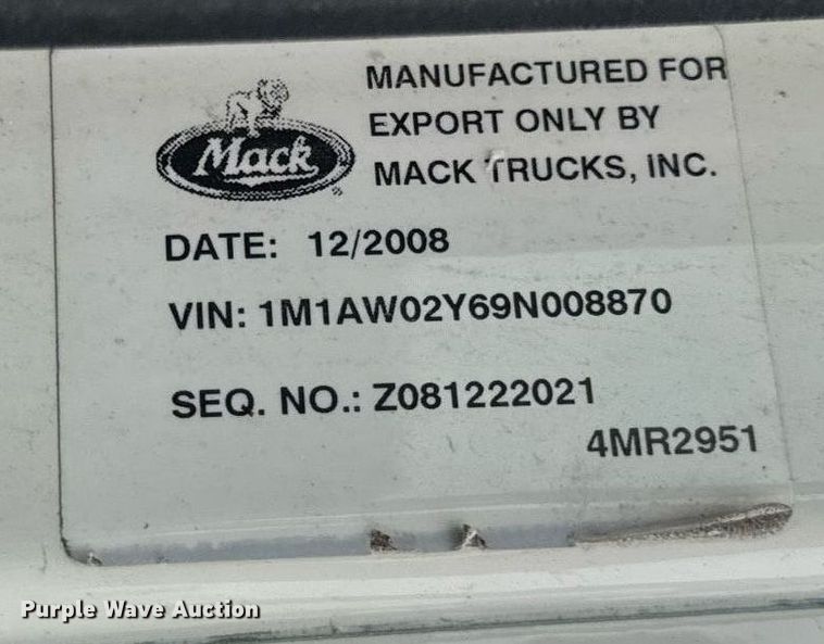 image for item DT2001 2009 Mack  CUX613 semi truck