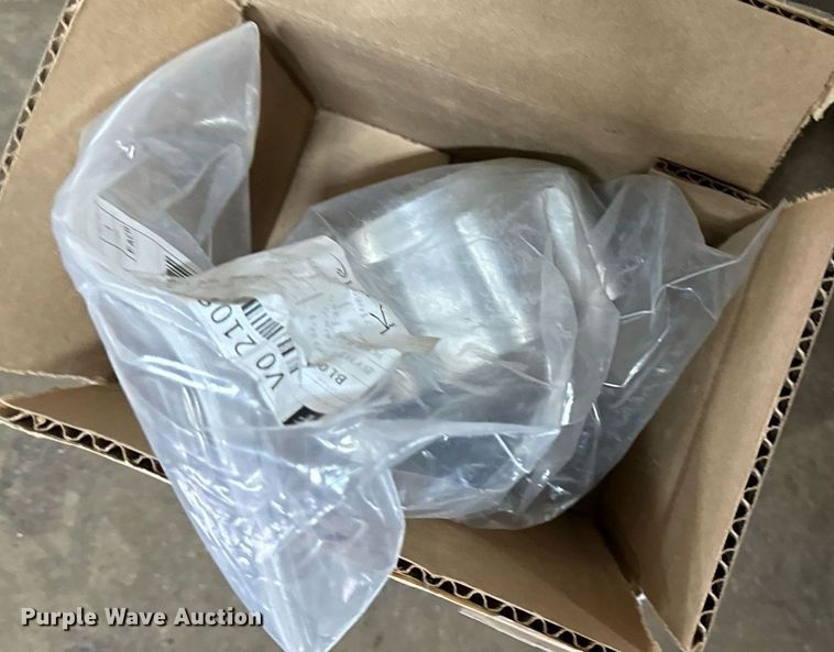 image for item DT2001 2009 Mack  CUX613 semi truck