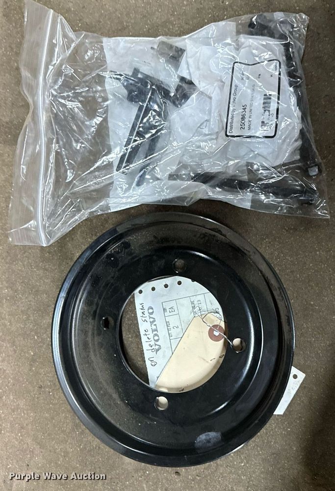 image for item DT2001 2009 Mack  CUX613 semi truck