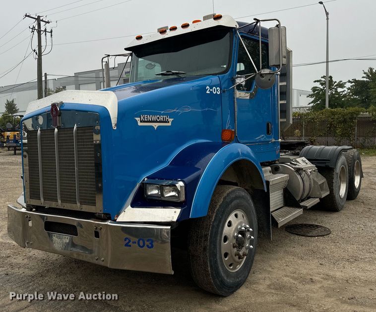 image for item DT2002 2003 Kenworth T800 semi truck