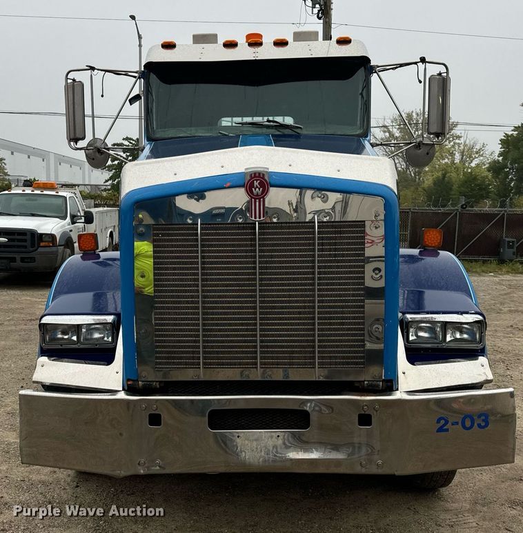 image for item DT2002 2003 Kenworth T800 semi truck