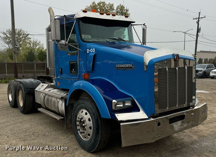 image for item DT2002 2003 Kenworth T800 semi truck