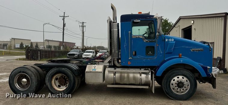 image for item DT2002 2003 Kenworth T800 semi truck
