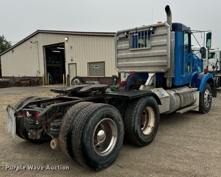 image for item DT2002 2003 Kenworth T800 semi truck