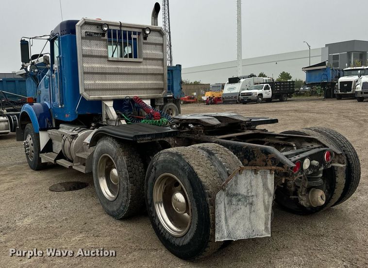 image for item DT2002 2003 Kenworth T800 semi truck