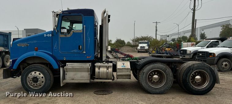 image for item DT2002 2003 Kenworth T800 semi truck