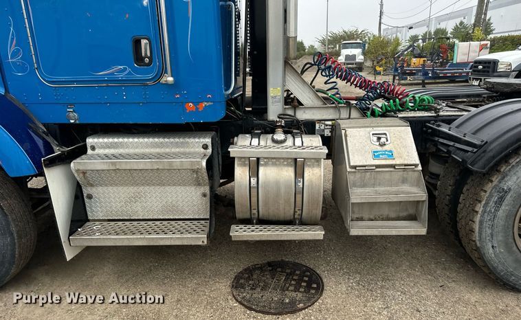 image for item DT2002 2003 Kenworth T800 semi truck