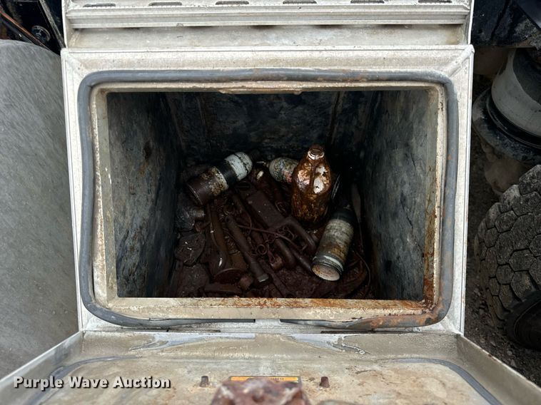 image for item DT2002 2003 Kenworth T800 semi truck