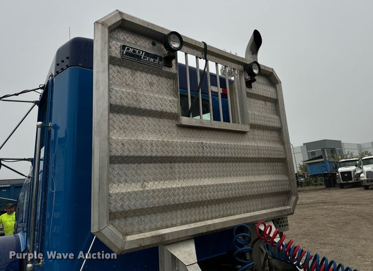 image for item DT2002 2003 Kenworth T800 semi truck