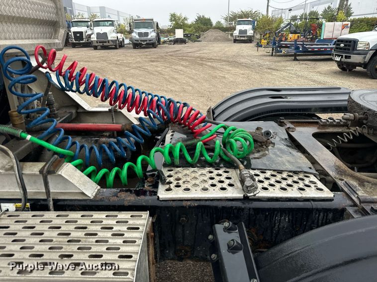 image for item DT2002 2003 Kenworth T800 semi truck