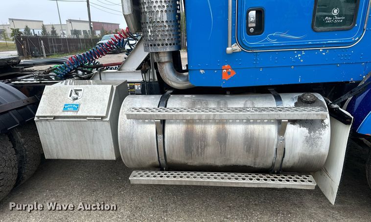 image for item DT2002 2003 Kenworth T800 semi truck