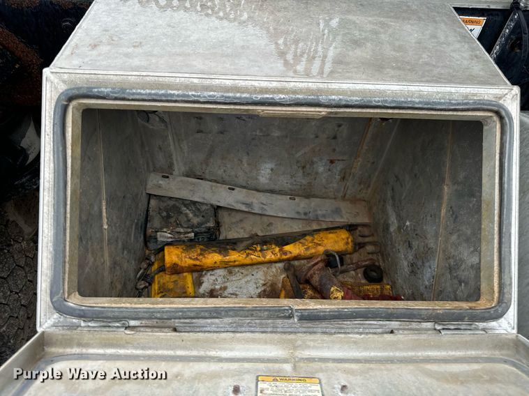 image for item DT2002 2003 Kenworth T800 semi truck