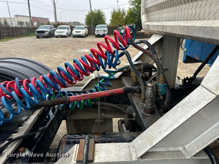 image for item DT2002 2003 Kenworth T800 semi truck