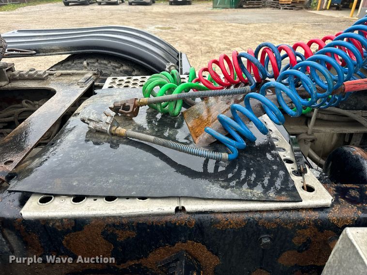 image for item DT2002 2003 Kenworth T800 semi truck