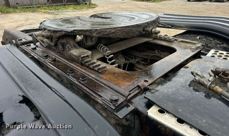 image for item DT2002 2003 Kenworth T800 semi truck