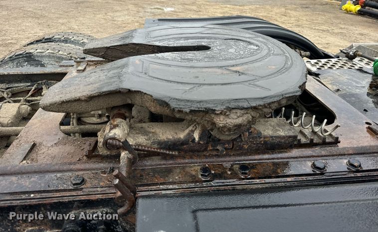 image for item DT2002 2003 Kenworth T800 semi truck