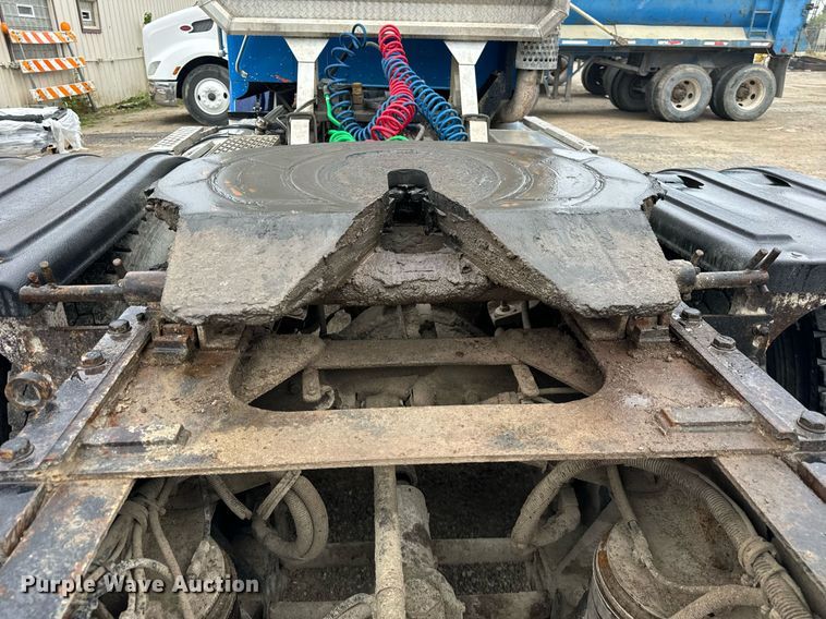 image for item DT2002 2003 Kenworth T800 semi truck