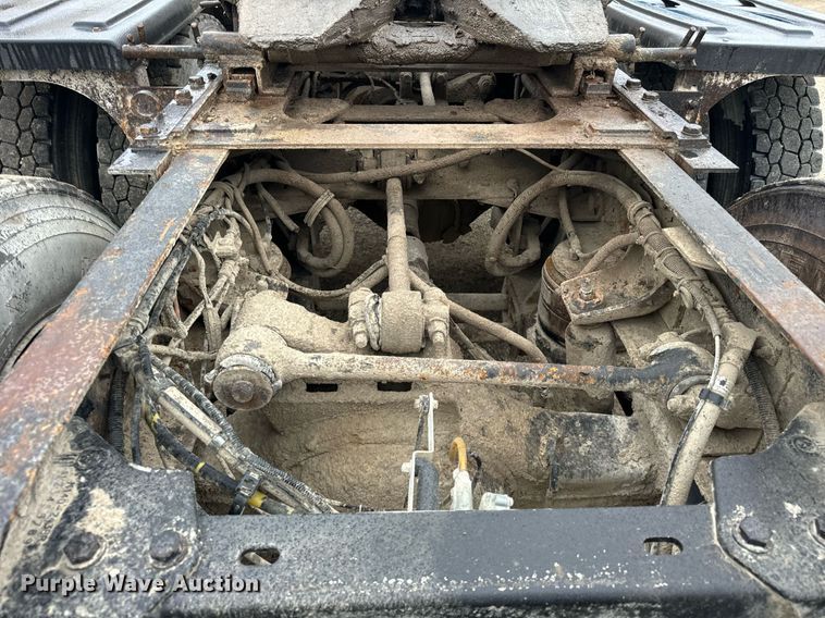 image for item DT2002 2003 Kenworth T800 semi truck