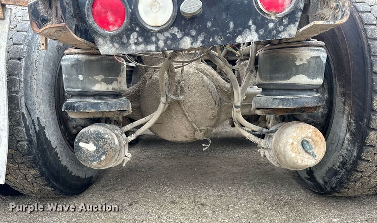 image for item DT2002 2003 Kenworth T800 semi truck