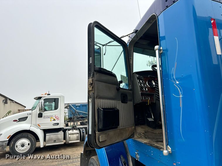 image for item DT2002 2003 Kenworth T800 semi truck