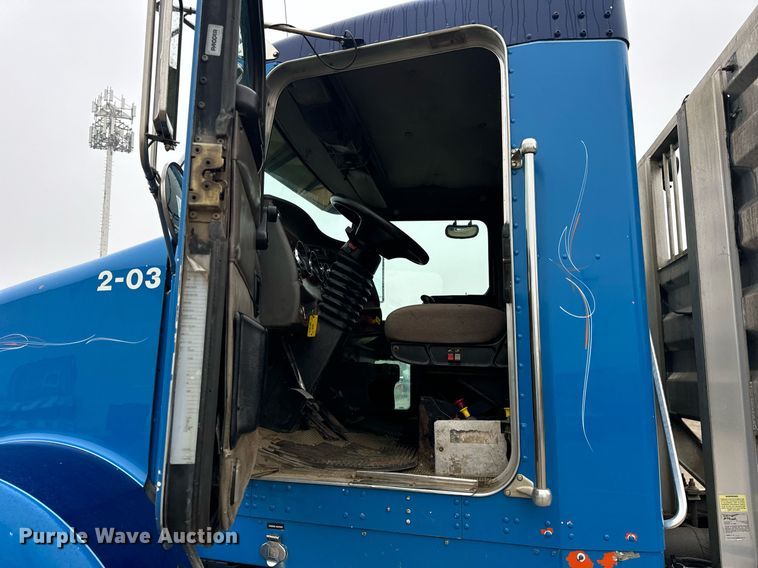image for item DT2002 2003 Kenworth T800 semi truck
