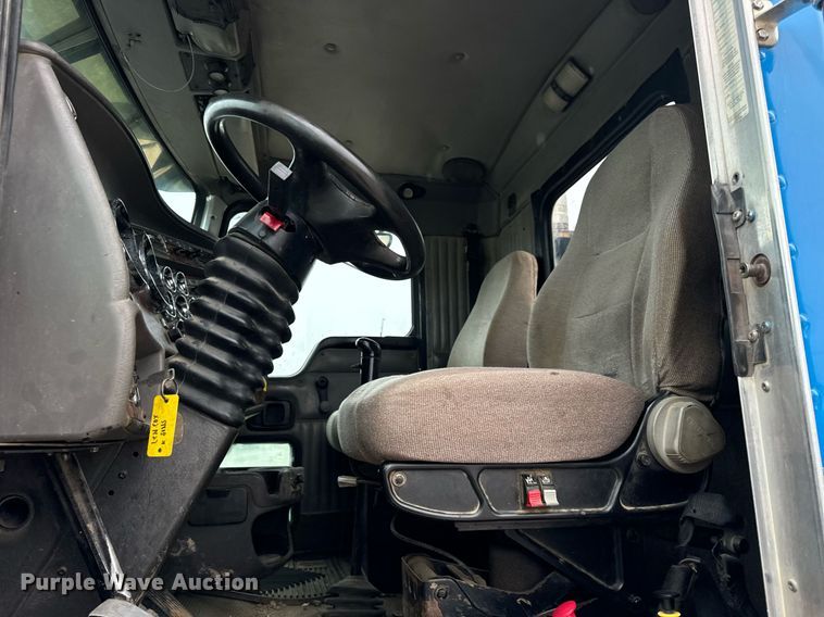 image for item DT2002 2003 Kenworth T800 semi truck