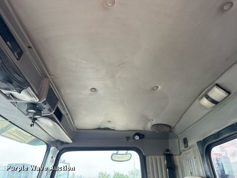 image for item DT2002 2003 Kenworth T800 semi truck