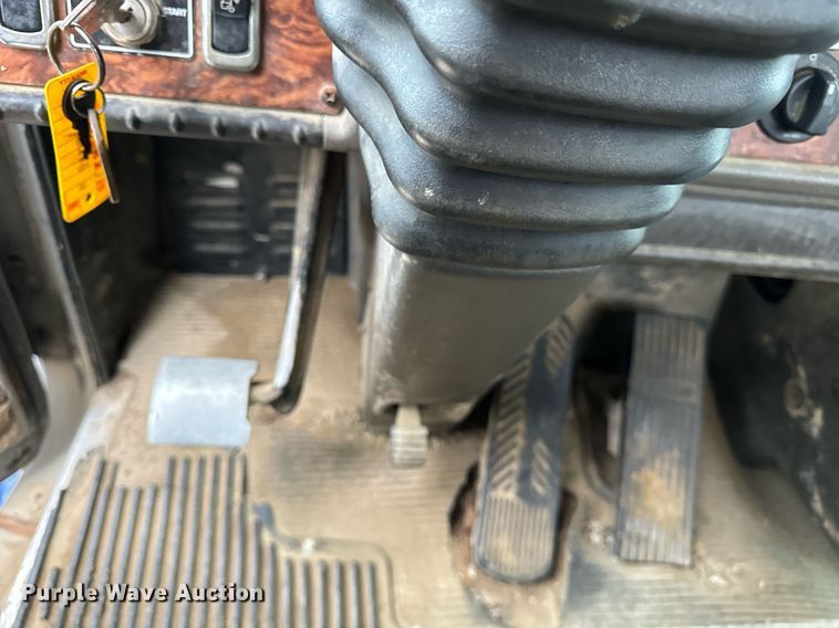 image for item DT2002 2003 Kenworth T800 semi truck