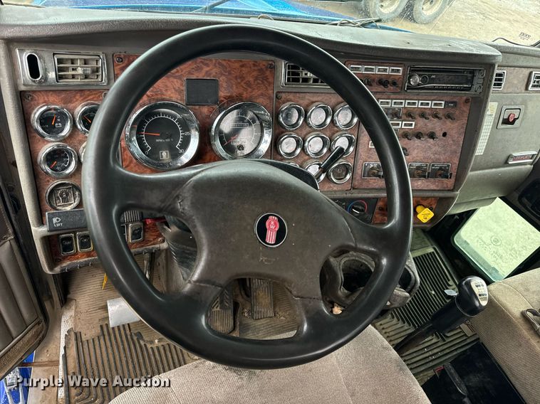 image for item DT2002 2003 Kenworth T800 semi truck