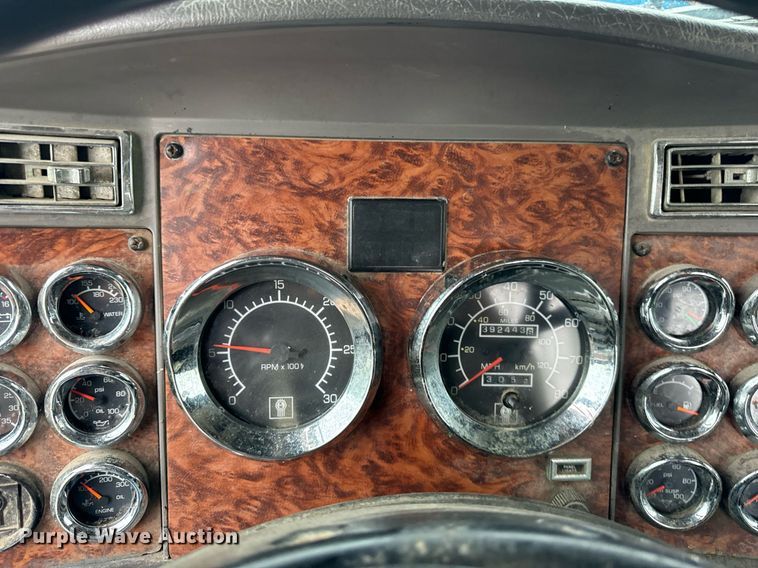 image for item DT2002 2003 Kenworth T800 semi truck