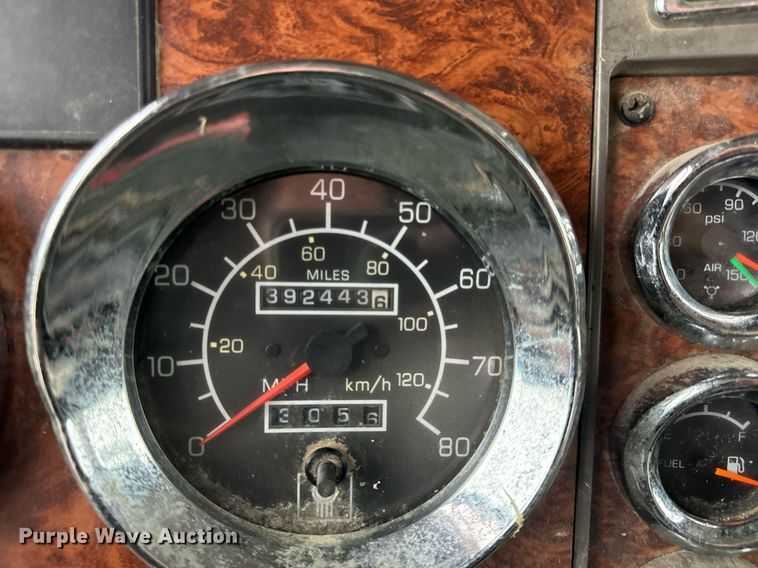 image for item DT2002 2003 Kenworth T800 semi truck