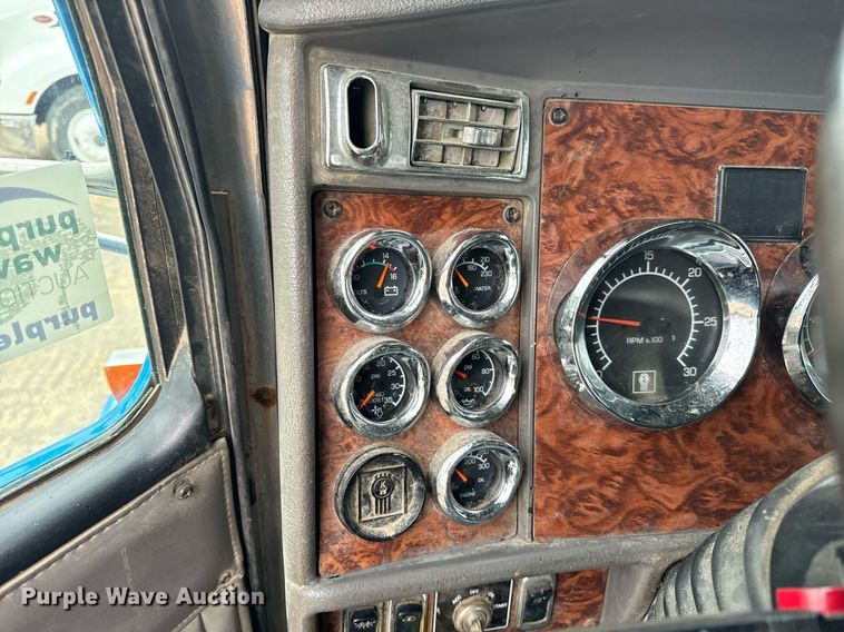 image for item DT2002 2003 Kenworth T800 semi truck