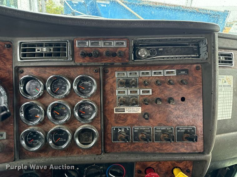 image for item DT2002 2003 Kenworth T800 semi truck