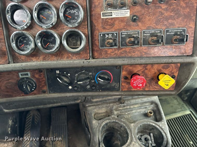 image for item DT2002 2003 Kenworth T800 semi truck