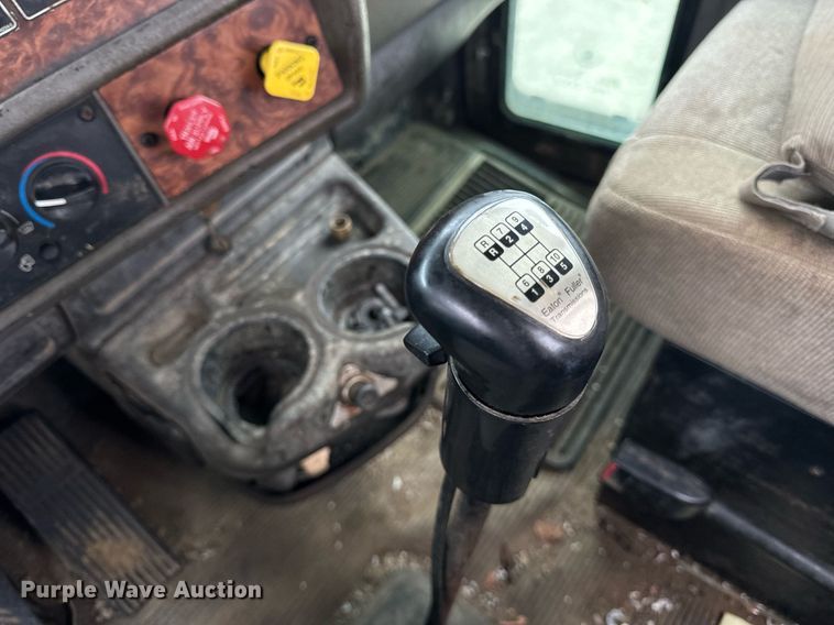 image for item DT2002 2003 Kenworth T800 semi truck