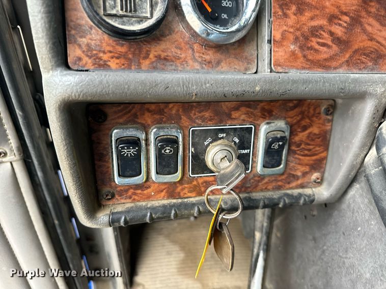 image for item DT2002 2003 Kenworth T800 semi truck