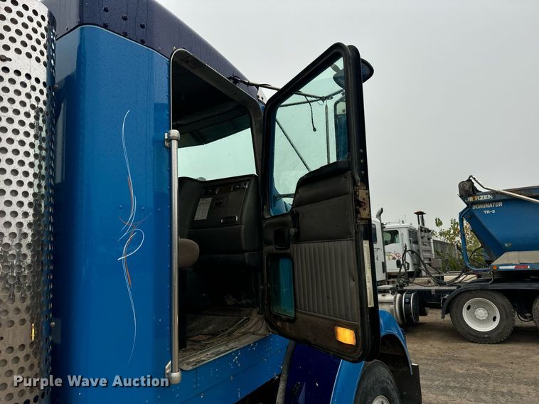 image for item DT2002 2003 Kenworth T800 semi truck