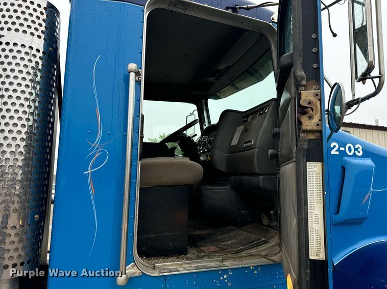 image for item DT2002 2003 Kenworth T800 semi truck