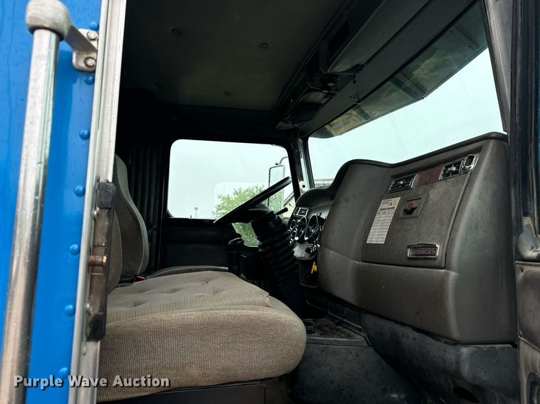 image for item DT2002 2003 Kenworth T800 semi truck