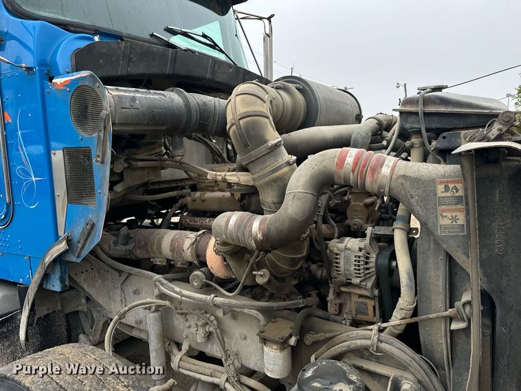 image for item DT2002 2003 Kenworth T800 semi truck